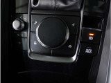 マツダコネクトを手元で操作するコマンダーコントロールはスイッチ類も大きく操作しやすく作られています。