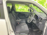 前席は窓からの視界が広く、運転席と助手席それぞれにゆったり座れる空間です。シートやドアまわりは落ち着いた色合いでまとまり、日常使いにもなじみやすい清潔感があります。