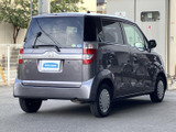 後方へまっすぐ伸びるルーフラインと、角を丸くまとめたリアまわりが印象的です。落ち着いたボディカラーに左右のランプが映え、後方からも洗練された雰囲気を感じられます。