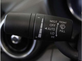 【オートワイパー機能】レバーをAUTOの位置にしているとき、レインセンサーが雨を感知すると、雨量に応じて、ワイパーが自動で作動します。