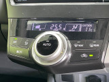 【オートエアコン】一度お好みの温度に設定すれば、車内の温度を検知し風量や温度を自動で調整。暑い&hellip;寒い&hellip;と何度もスイッチ操作をする必要はありません。快適な車内空間には必須の機能ですね♪