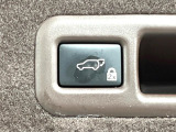 【パワーバックドア】スマートキーや運転席のボタンを押すだけでリアゲートが自動で開閉します!荷物を持っている時や、高い位置にあるバックドアを閉める際に便利な機能です♪