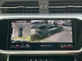 【 サラウンドビューカメラ 】車両の4つのカメラから得た映像を合成し、上空から眺めているような映像をモニターに映し出します。車両周辺の歩行者や障害物などの発見に役立ちます。