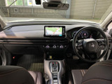 前席から見渡す車内は、横に広がるダッシュボードと前方の視界がすっきりしています。運転席まわりの表示類や中央の画面も目に入りやすく、前席に座った際に周囲を確認しやすいレイアウトです。