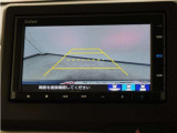 バックカメラ搭載です!車庫入れが苦手な人はもちろん、車両感覚に自信がある人にもお勧めです!見えない箇所が見えるようになるので、低い障害物や隠れてしまっている子供の存在等にも気付く事が出来ます。