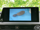テレビ映像を楽しめる画面を備え、停車中の休憩時間に視聴できます。見やすい大きさで映像を確認でき、待ち時間を過ごす際にも活用いただける装備です。