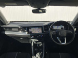 内装はシンプルに使い勝手を考え作られています。お車を運転する感覚をダイレクトに体感して頂けます。室内も広くロングドライブにも快適にお過ごしいただけます。