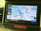 地図上に現在地周辺の道路や地名が表示され、目的地までのルート確認に役立ちます。画面内の案内表示も見やすく、慣れない道へのお出かけにも便利にお使いいただけます。
