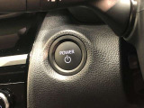 エンジンスタートスイッチです。キーが車内にあれば、エンジンの始動や停止はスイッチを押すだけ!キーを取り出す手間を省き、ワンプッシュで操作できるので簡単でスムーズです。