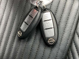 インテリジェントキー 雨の日での傘や 両手の荷物で 手がふさがっていても 楽楽ドアロック&解除 出来ます♪