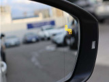 車線変更時などに後方から接近する車両を検知し、ドアミラーのインジケーターで注意を促します。周囲の状況確認をサポートし、より安心して運転いただける安全装備です。