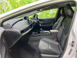 助手席から運転席まで見通しやすく、前方の視界が広がる室内です。シートは落ち着いた色合いで、座面や背もたれにもゆとりを感じます。足元もすっきりしており快適です。