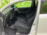 前席まわりは運転席から助手席まで見渡しやすく、座面と背もたれの形状もすっきりしています。足元にはフロアマットが敷かれ、乗り込んだ際に落ち着きのある空間です。