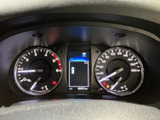 速度計などの情報を運転席からひと目で確認しやすく、中央の表示部で車両情報も把握できます。走行中に必要な情報を見やすく確認できる配置です。