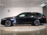 BMWではロングホイールベースの採用をしており、すべての車種に適用され、走行中の安定感の向上されております。また室内空間の広さにも貢献しております。