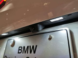 後方の映像をモニターに映し出し、駐車や後退時の安全をサポート。ガイドライン表示で距離感を把握しやすく、夜間や狭い場所でも安心して操作できる便利なカメラです