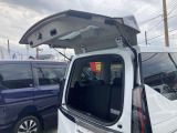 バックドアの真ん中から開けることが可能です。後ろが狭くても荷物を収納したり出したりすることも簡単に出来ます。