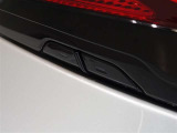 パワーバックドアを装備しています。開閉スイッチは車両側面両側に配置、後ずさりすることなく開閉できます。