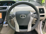 握りやすい形状のステアリングに、オーディオなどの操作ボタンを備えています。運転姿勢のまま各種操作に手が届きやすく、前方への視線を保ちながら使える便利な装備として活躍します。
