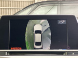 車両を上から見た映像で周囲の様子を確認でき、駐車時の安全確認をサポートします。目視とあわせて活用できるため、車庫入れの際にも便利です。