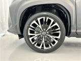 アルミホイールが車の雰囲気を引き立てますね!