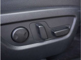 【パワーシート】スイッチ一つで簡単にシートの微調整が可能。電動だから力もいりません。自分に最適なシートポジションにセットして、快適なドライブをお楽しみください。