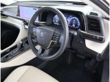 高いホールド性で運転姿勢が安定します。長距離ドライブでも疲れにくいのが魅力です。快適なドライビングライフをお送りください♪