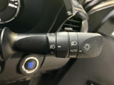 レバーには各種表示が見やすく配置され、運転席から手元で確認しやすい仕様です。周辺のスイッチ類と合わせて、日常の運転操作を支えてくれます。
