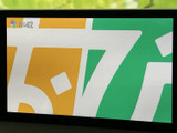 テレビ番組を表示できる画面を備えており、停車中の待ち時間などに映像を視聴できます。画面が大きく内容を確認しやすいため、休憩中のひとときを車内で過ごす際にも便利です。