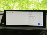 画面上に車両関連やオーディオなどの項目が並び、必要なメニューを見つけやすい表示です。タッチ操作で画面を確認しながら使えるため、日常の移動中にも扱いやすい装備です。