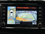 パノラミックビューモニター付きです。車両を上から見たような映像をディスプレイオーディオ画面に表示。運転席からの目視だけでは見にくい、車両周辺の状況をリアルタイムでしっかり確認できます。