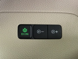 【eコンスイッチ】低燃費運転をサポートするECONモード。スイッチをONすると、エンジンやトランスミッション、A/Cなどを協調制御し、燃費の向上に貢献。エコドライブの効果を高めます。