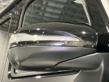 ウィンカー内蔵ドアミラーを開発したのは『メルセデス・ベンツ』です。他車からの視認性が高まり、事故の可能性を低減させています。更に、点灯部分はドライバーの視界に入らないように設計されています。