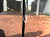 運転席ドアの淵に小傷がございます。