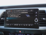 LKAS(車線維持支援システム)車両が車線の中央に沿って走行できるように、高速道路などでのステアリング操作を支援し、運転負荷軽減を図ります