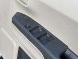 運転席側ドアの、インナードアハンドルとウィンドウなどの操作スイッチ類です。