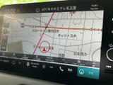 地図上で現在地や周辺の道路を確認でき、目的地までのルート確認に役立ちます。画面には道路や施設名が表示されており、行き先を探す際にも使いやすいナビです。
