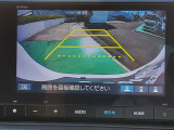 目安となるガイドライン付きのバックカメラを装備しているので、慣れない場所での車庫入れも安心です。