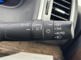 【オートライト(AUTO)】外の明るさをシステムが感知して、自動でヘッドライトが点灯します。ヘッドライトをつけ忘れを防ぐ便利機能です。