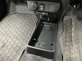 【センターフロアトレイ】ボックスティッシュを置いた下にも携帯電話などを収納できる空間が設けられております♪