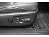 パワーシート搭載。微妙な調整が手軽にでき、ピッタリのポジションで運転することが可能です。