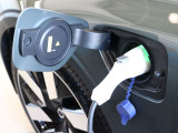 ボディの左フロントには充電用の端子があります 充電プラグは集中ドアロックと連動してロックされますので、充電中にイタズラなどで外されることはありません