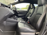 前席は座面と背もたれに立体感があり、運転中も助手席でも落ち着いて座れる印象です。前方や側方の視界も確保され、日常の移動を快適に支える室内空間です。