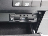 広がる運転支援サービスETC2.0搭載。全国の高速道路に設置されたITSスポットと双方向通信を図り、広域な道路交通情報や安全運転をサポートする情報を得て、音声やナビ画面上にタイムリーにお知らせします。