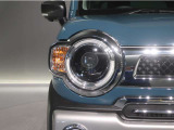 ライトが点灯した状態です。綺麗で明るいヘッドランプ、夜間の走行でも安心です。