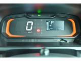 先進的なディスプレイ表示のスピードメーター。