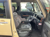 運転席まわりまで見渡しやすく、前席にはアームレストも備わっています。シートの柄やオレンジのアクセントが室内を彩り、乗り込んだ際に落ち着いて過ごせる空間です。