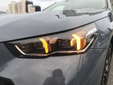 【LEDヘッドライト】先進のLEDテクノロジーを採用。放射される白色光の周波特性は太陽光に近く、バイキセノン・ヘッドライトを上回るコントラストで更に明るく輝きます!