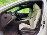 運転席まわりを見渡しやすく、明るい色合いのシートが車内に開放感をもたらします。座面と背もたれにゆとりがあり、前席で過ごす時間も快適にお使いいただけます。