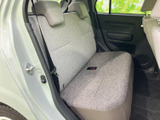 後席は座面と背もたれが広く確保され、左右にヘッドレストも備わっています。落ち着いた色合いのシートで車内にまとまりがあり、後席に乗る方にもゆったり過ごしていただけます。